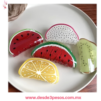 Bolsa con 12 Pinzas Tipo Fruta Para Cabello de plasico 10 x 5 cm. QHP-F-623