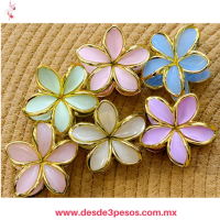 Bolsa con 12 Pinzas Flor Colores Matte con Orilla Dorada 8 cm. QHP-FA73