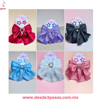 Moño tipo Coquette con Pedreira y detalle al frente incluye par de Cucas en forma de Estrella 14 x 13 cm. 25P-31