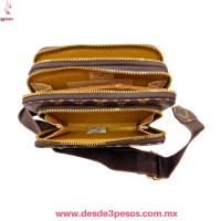Bolsa Vinil con Correa Ancha y Tres Diviciones con cierre en varios Tonos Gravados 22 c 14 cm 11878-76