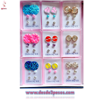Caja con 24 Estuches de Plastico con 3 par de aretes variedad de modelos  4 x 3cm. Medidas de cada estuche