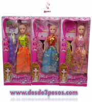 Barbie de Plastico en Caja con 2 Vestidos y Cepillo 27cm. De alto