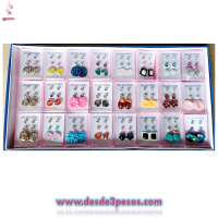 Caja con 24 Estuches de Plastico con 3 par de aretes variedad de modelos  4 x 3cm. Medidas de cada estuche