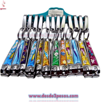 Corta UÃ±as Llavero con Imagen recubierta de Silicon incluye Cuchara Limpiadora de Acero 8 x 1 cm.