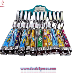 Corta UÃ±as Llavero con Imagen recubierta de Silicon incluye Cuchara Limpiadora de Acero 8 x 1 cm.